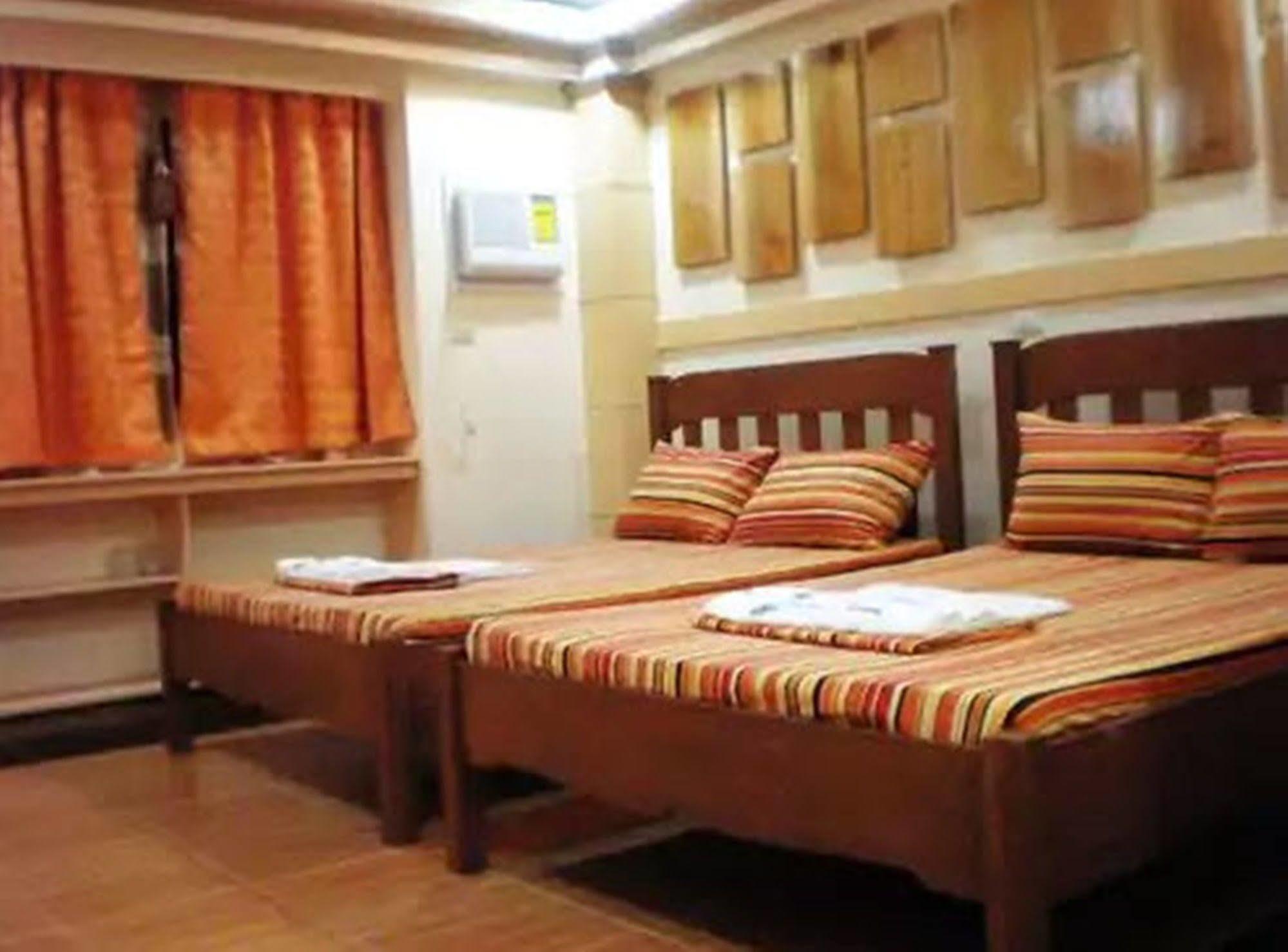 Apartelle De Francesca Puerto Galera Luaran gambar